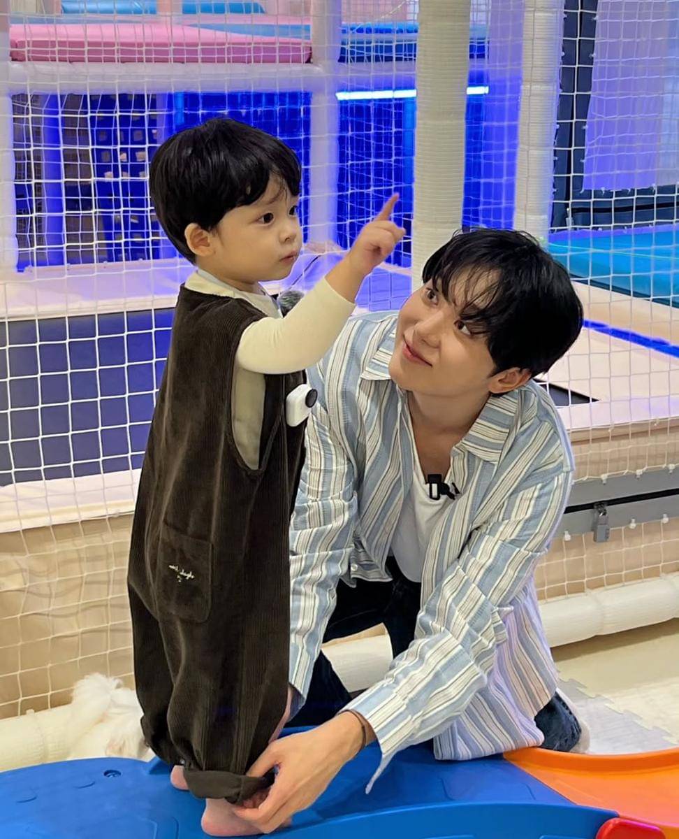 potret Seungkwan SEVENTEEN momong Baby Yijin