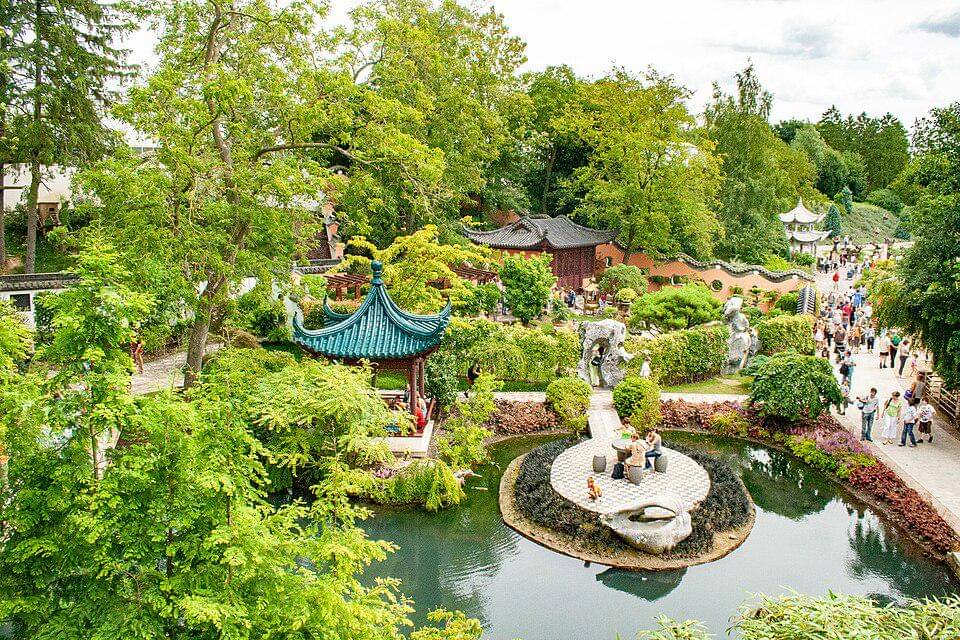 bangunan unik yang ada di Kebun Binatang Pairi Daiza