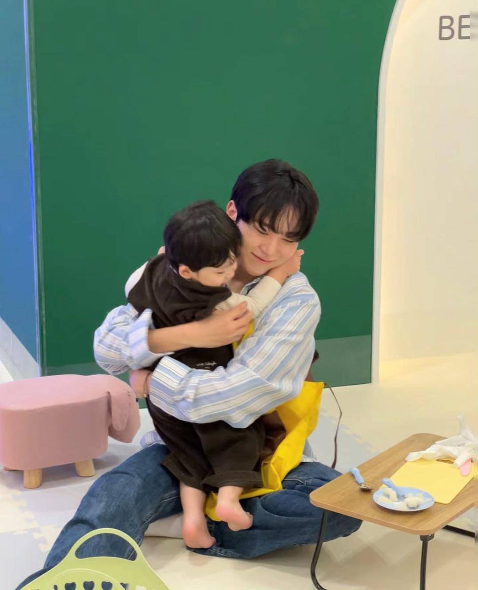 potret Seungkwan SEVENTEEN momong Baby Yijin