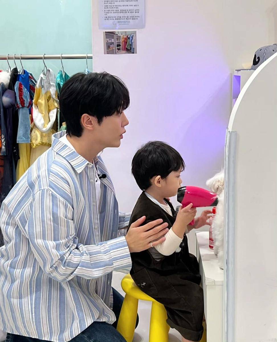 potret Seungkwan SEVENTEEN momong Baby Yijin