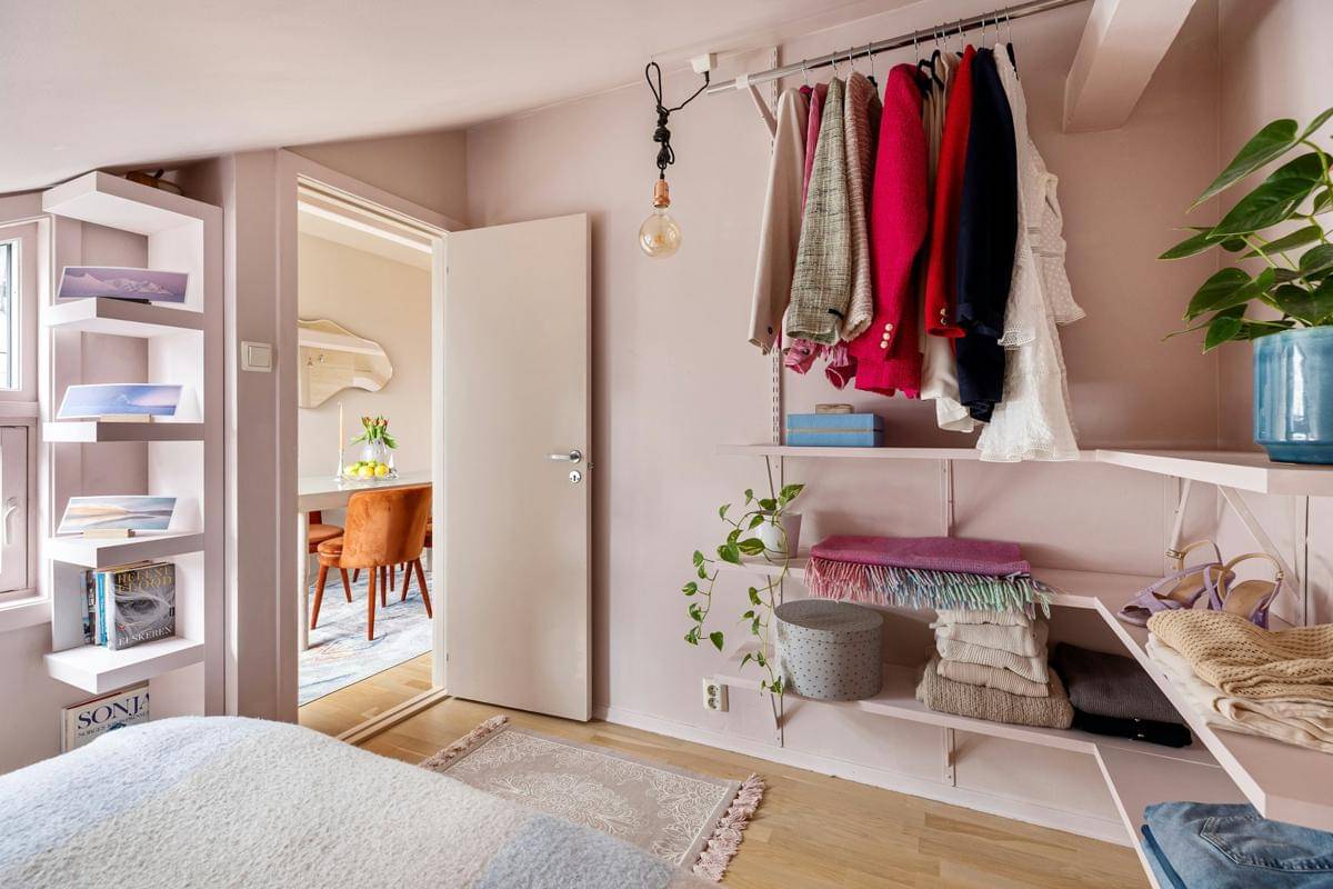 ilustrasi interior kamar tidur dengan warna pink