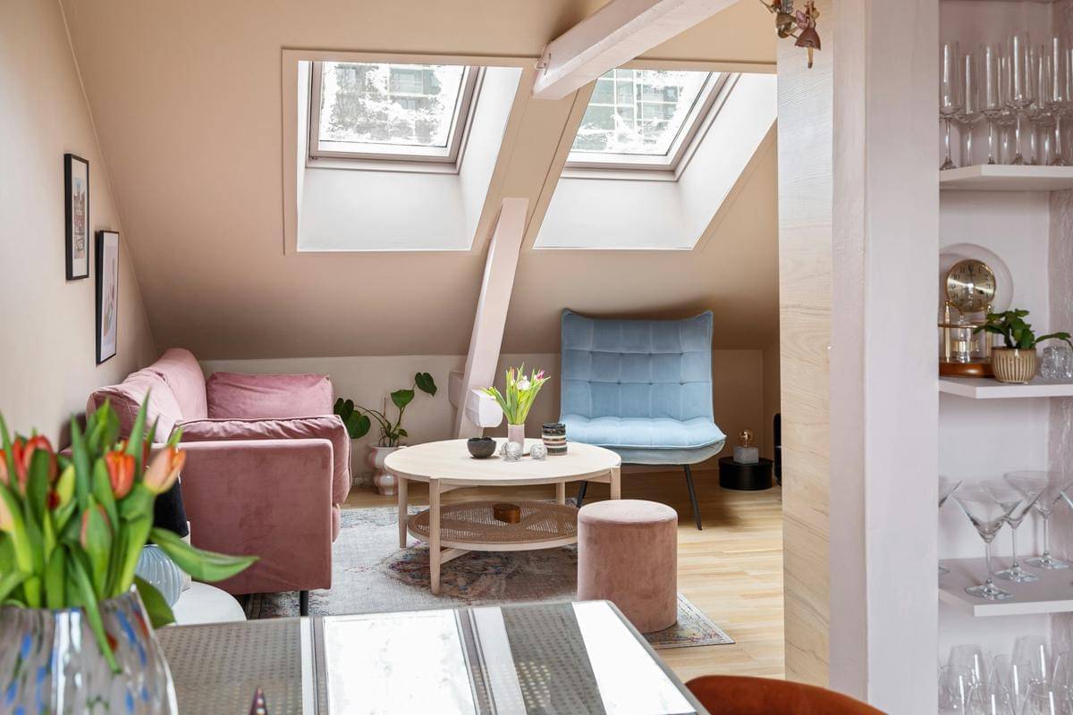 ilustrasi interior ruang tamu dengan warna pastel