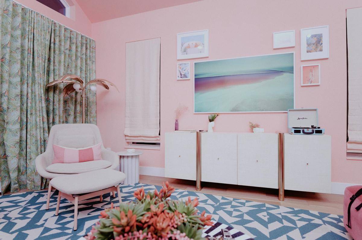ilustrasi interior ruang tamu dengan warna pink