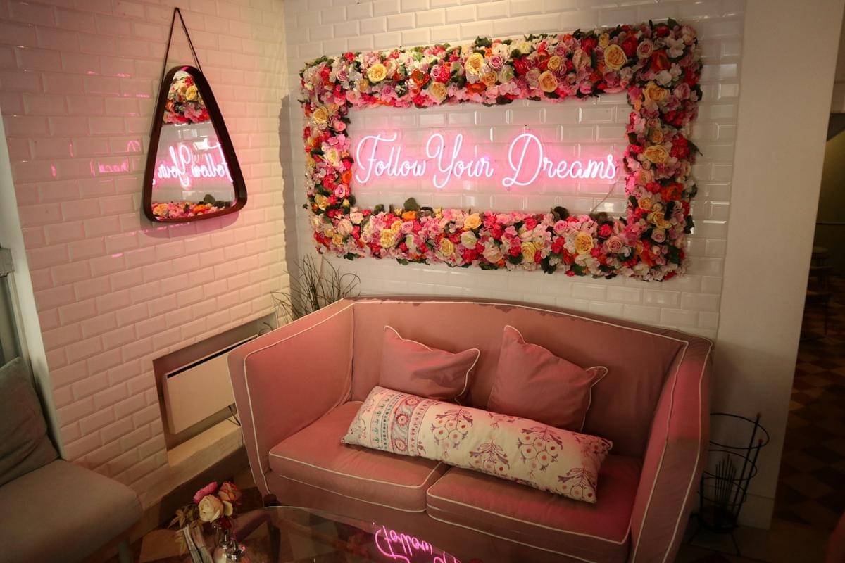 ilustrasi interior sudut santai dengan warna pink