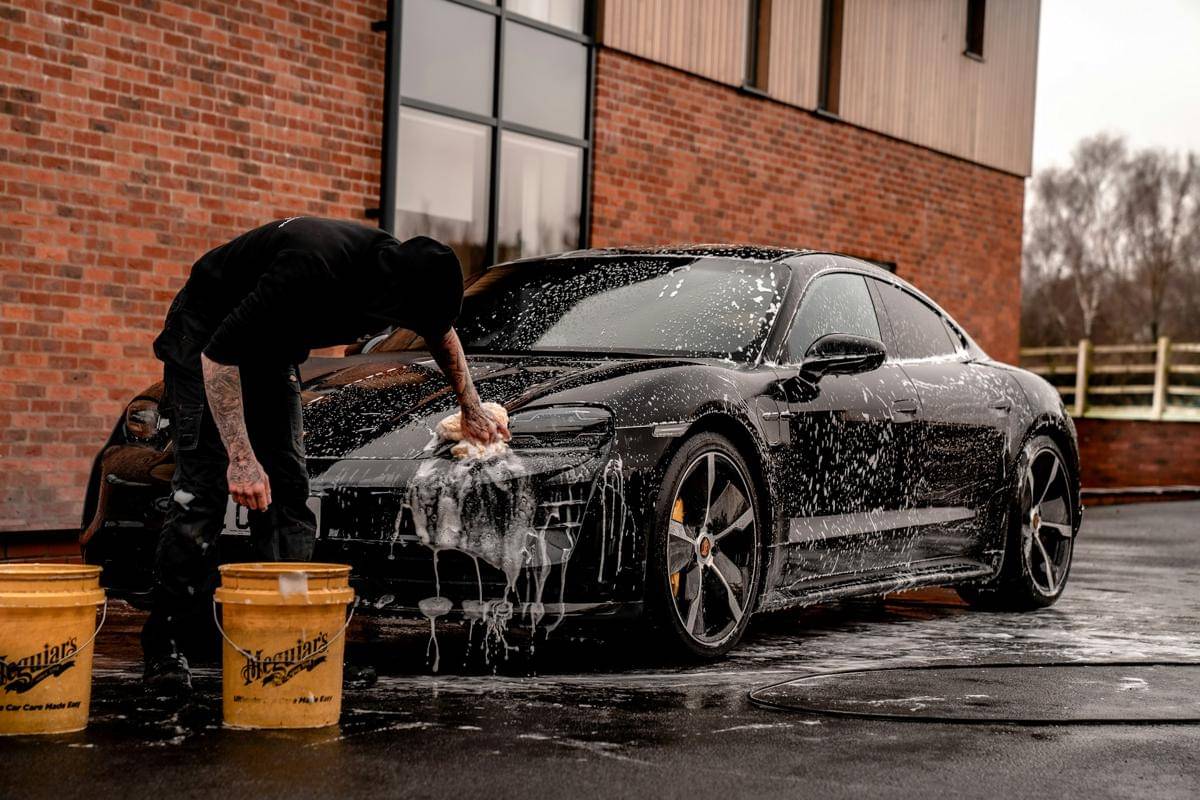 ilustrasi mencuci mobil (unsplash.com/Brad Starkey)