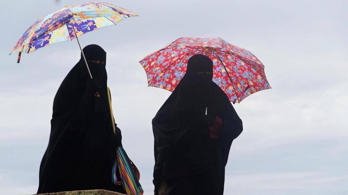 dua perempuan mengenakan niqab
