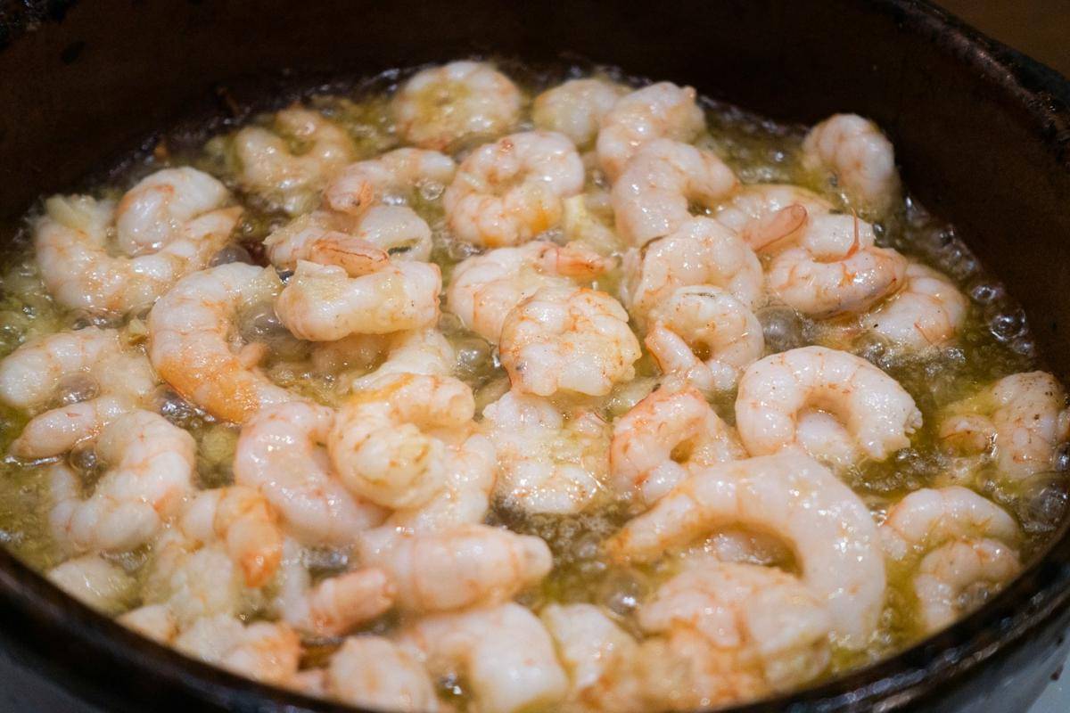 ilustrasi memasak udang