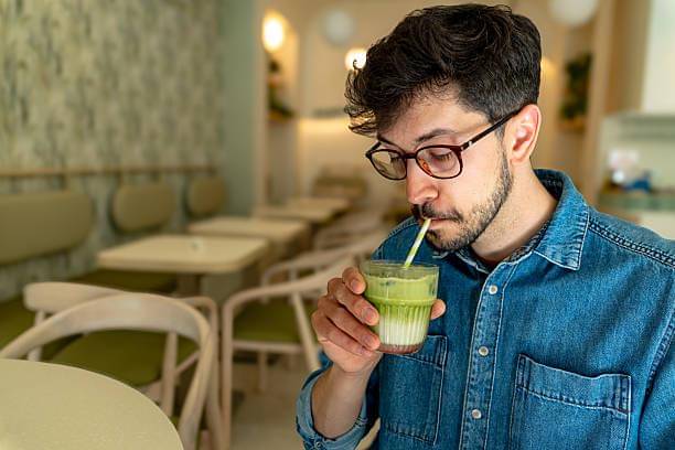 ilustrasi pria minum matcha