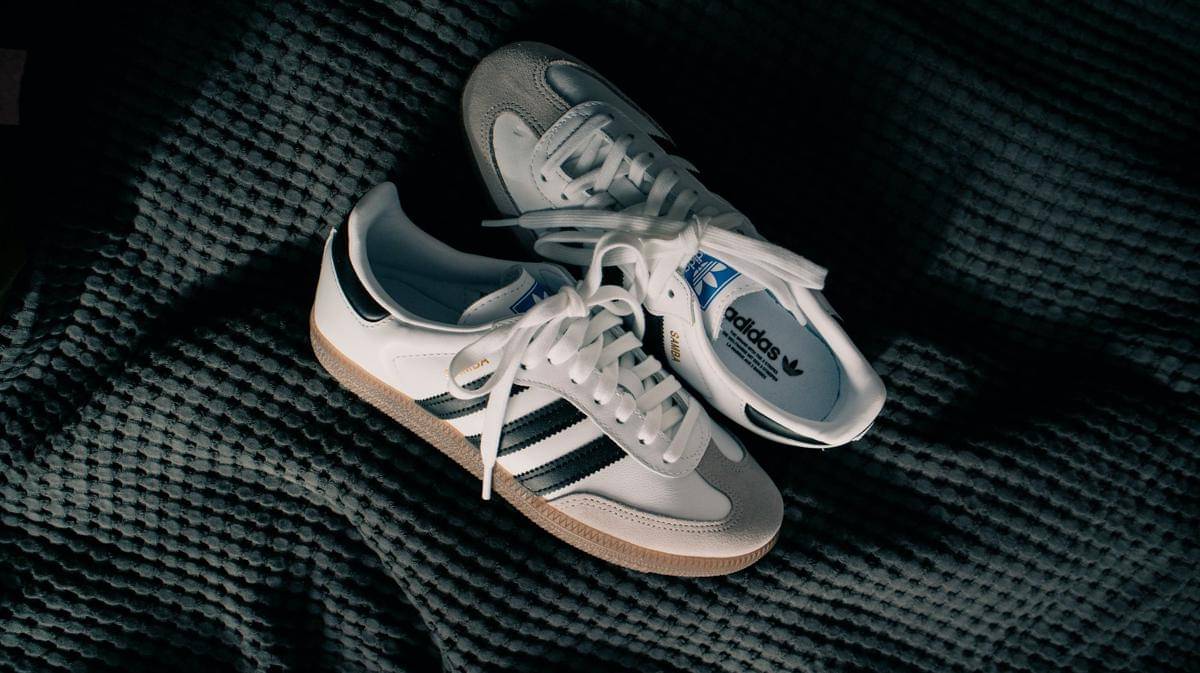 Ilustrasi sepatu sneakers