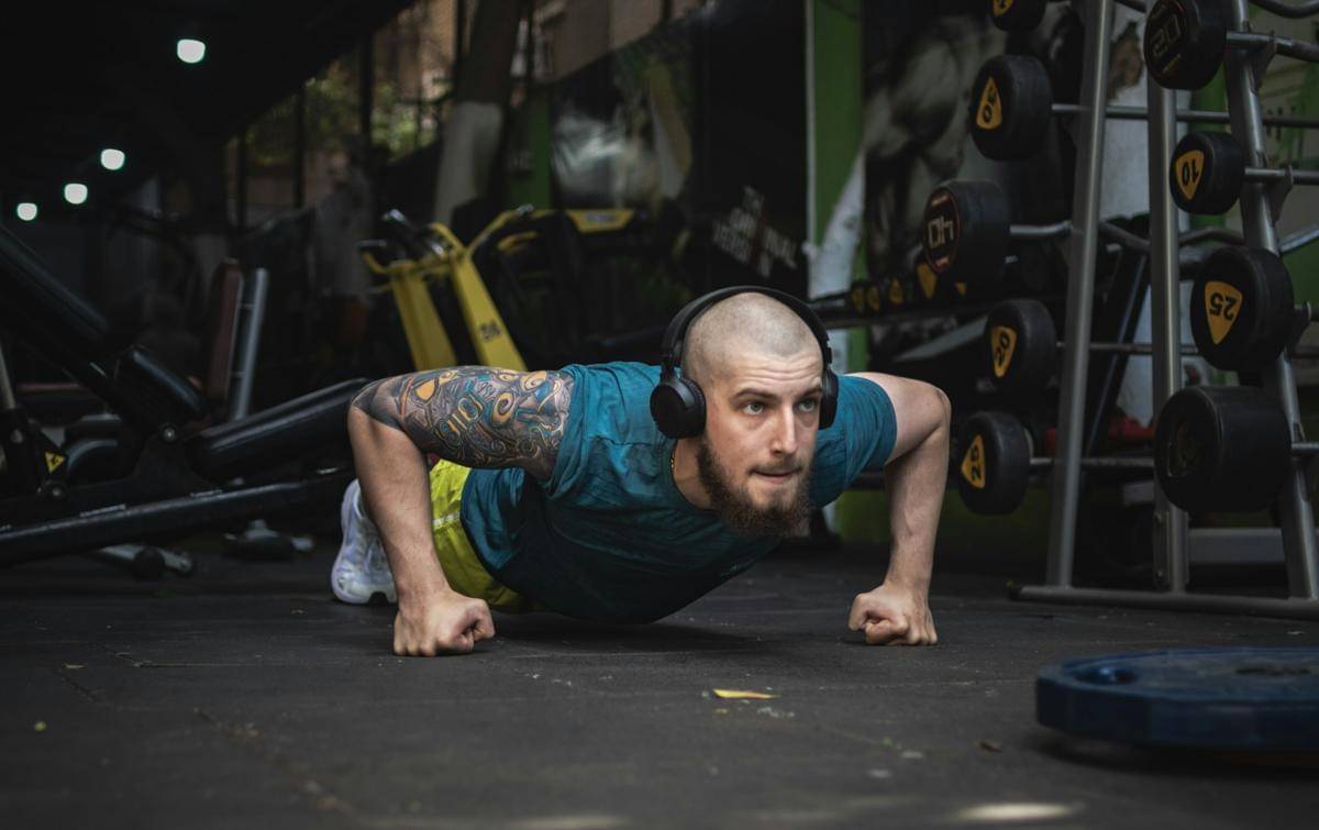 ilustrasi pria buzz cut