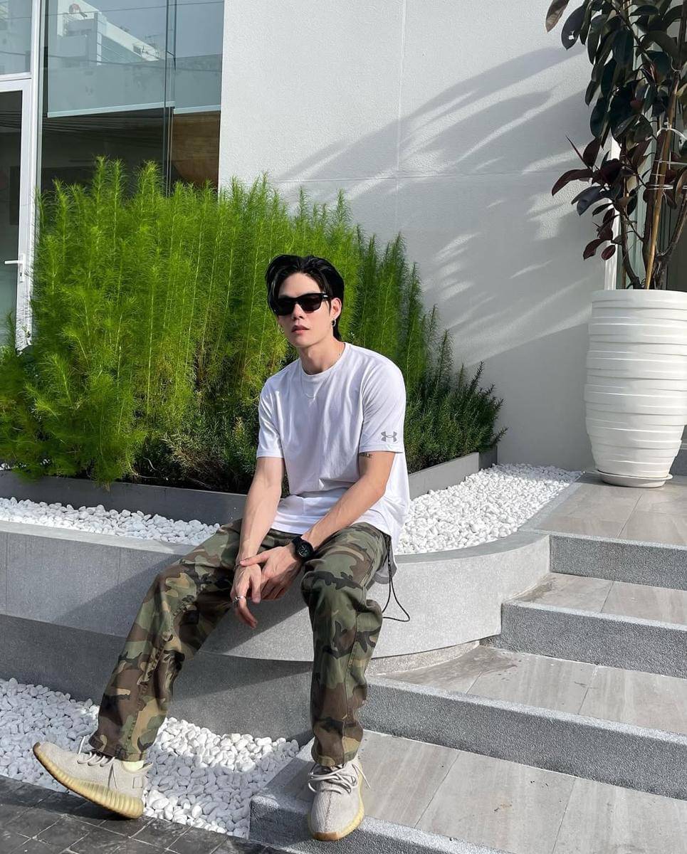 outfit simple pakai camo pants ala Nodt Nutthasid