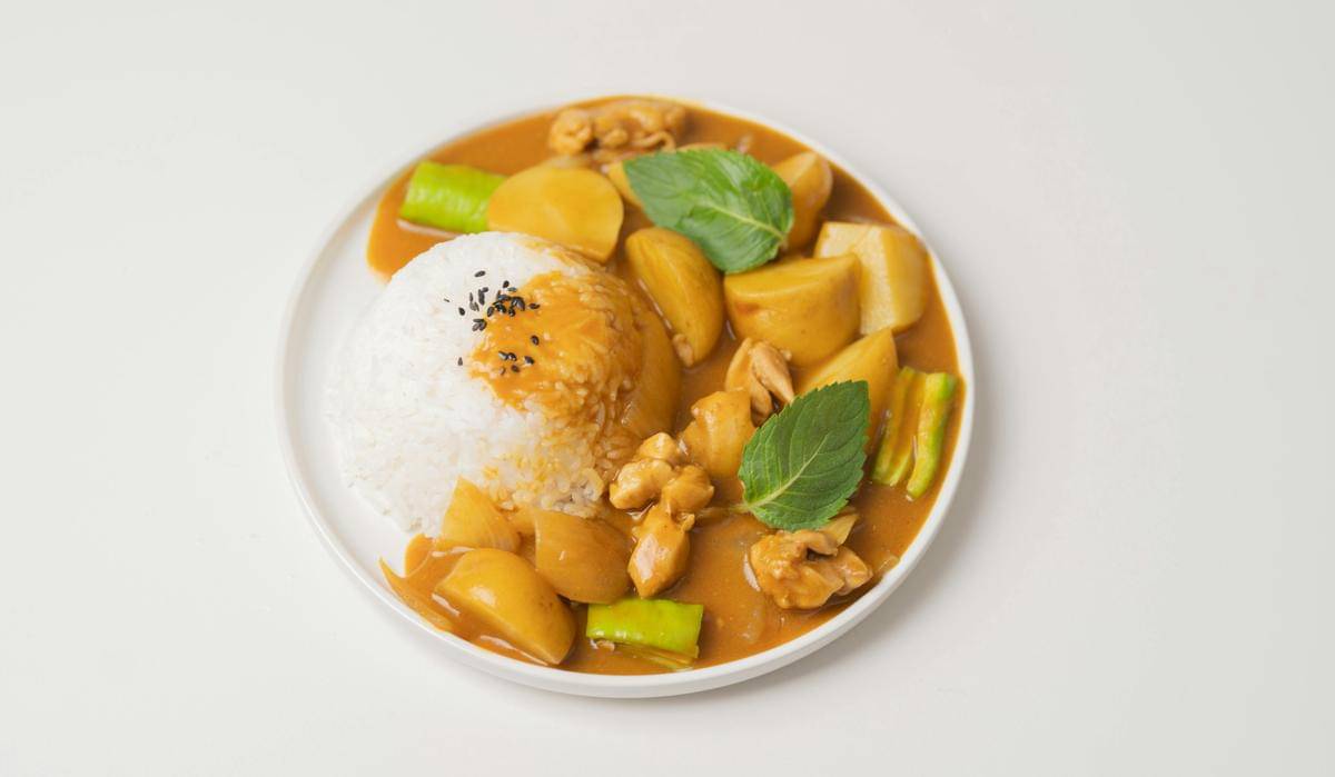 ilustrasi butter chicken sama nasi