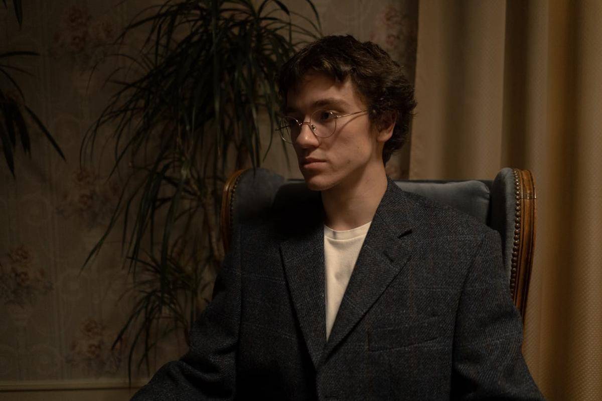 ilustrasi pria merenung