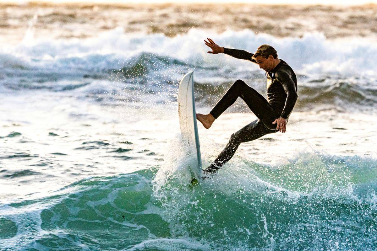 ilustrasi surfing