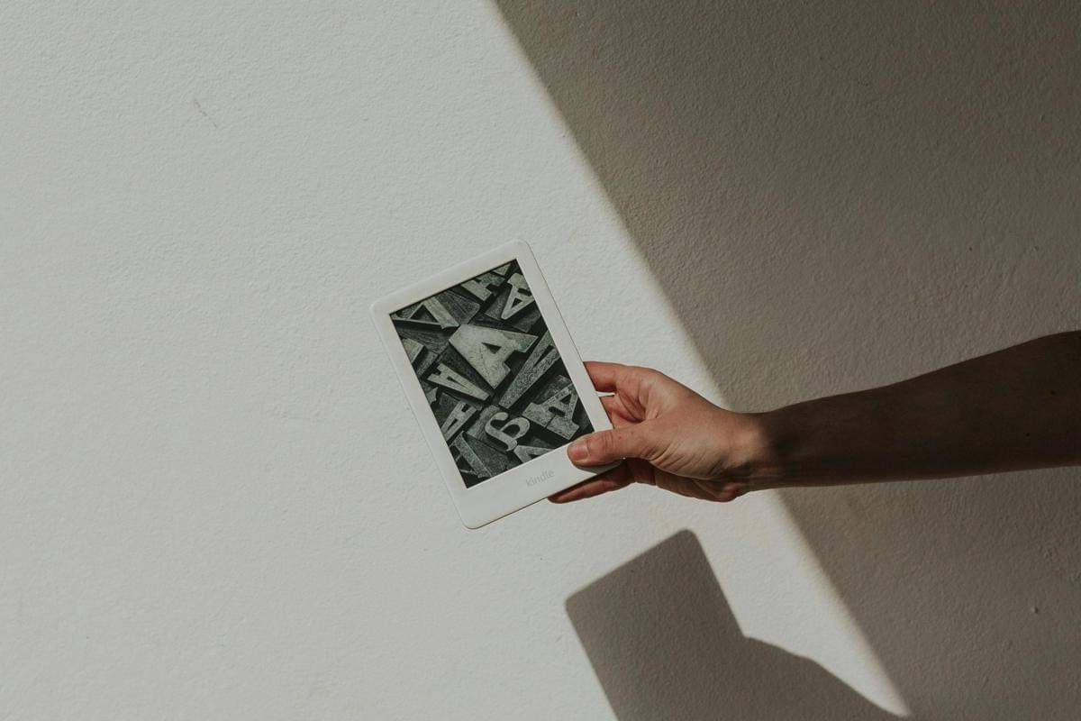 Kindle (pexels/@leticia-alvares)
