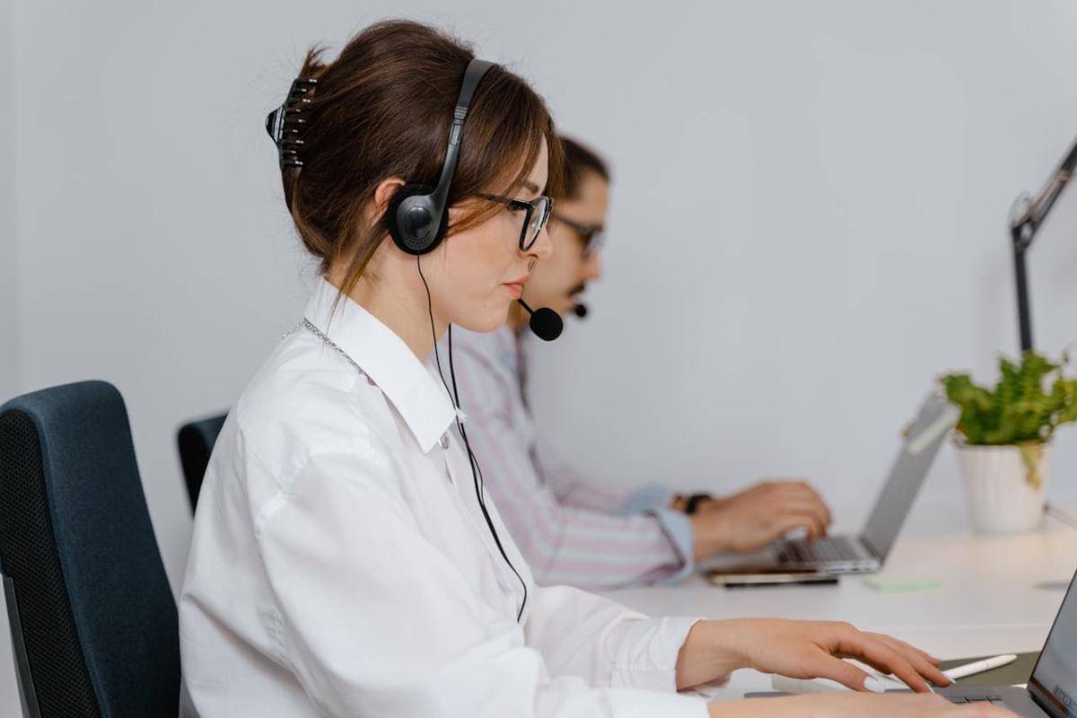 ilustrasi kerja customer service
