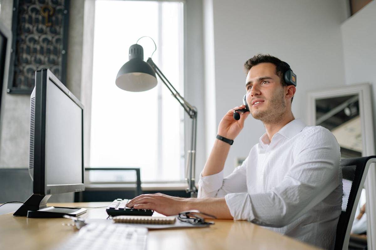 ilustrasi kerja customer service