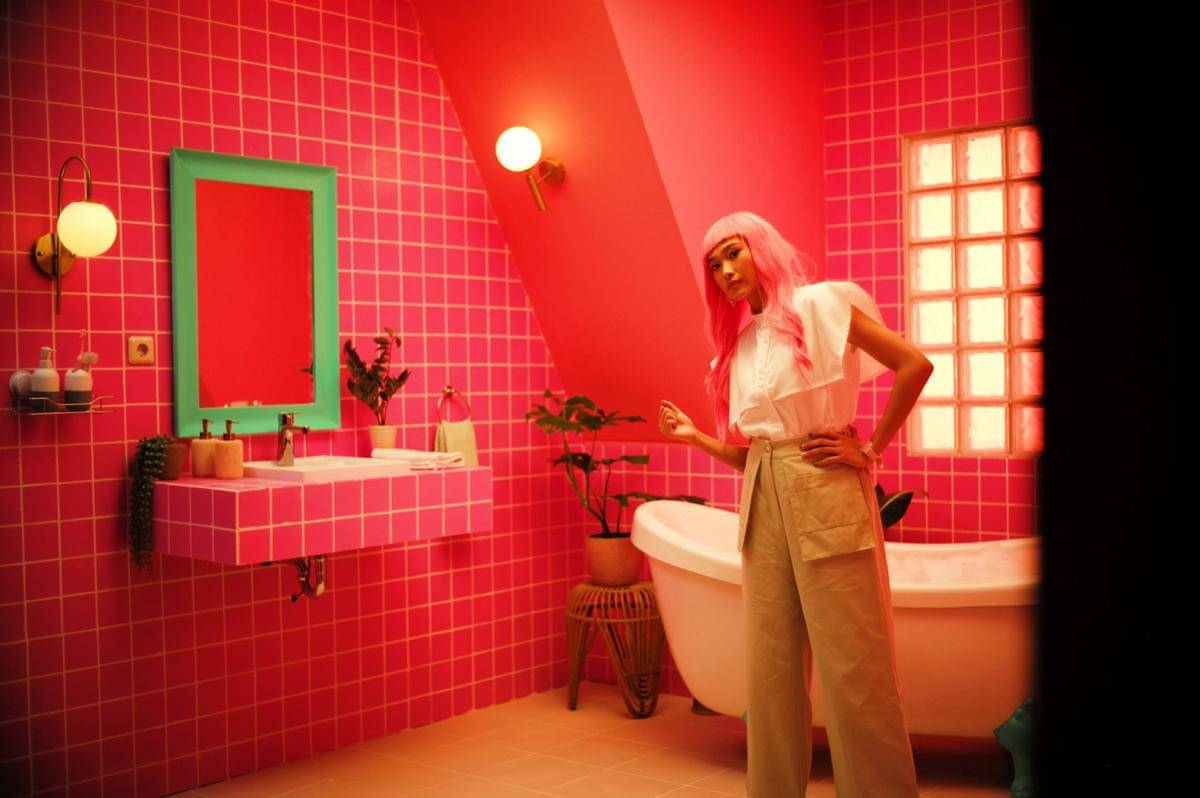 ilustrasi interior kamar mandi warna pink