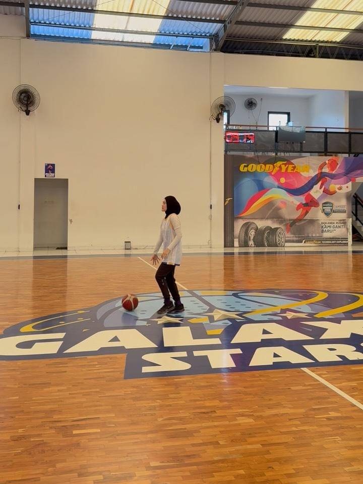 Henny Rahman berlatih basket