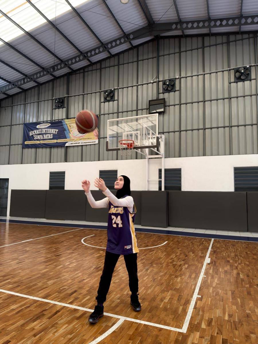 Henny Rahman berlatih basket