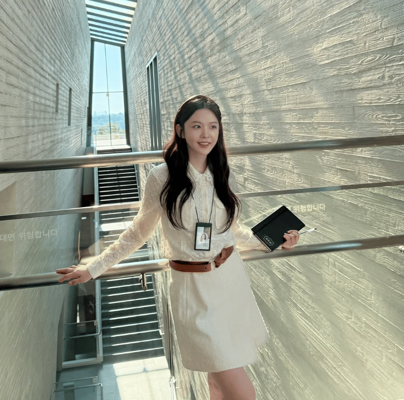 Still cut Kim Si Eun di balik layar drama Would You Marry Me