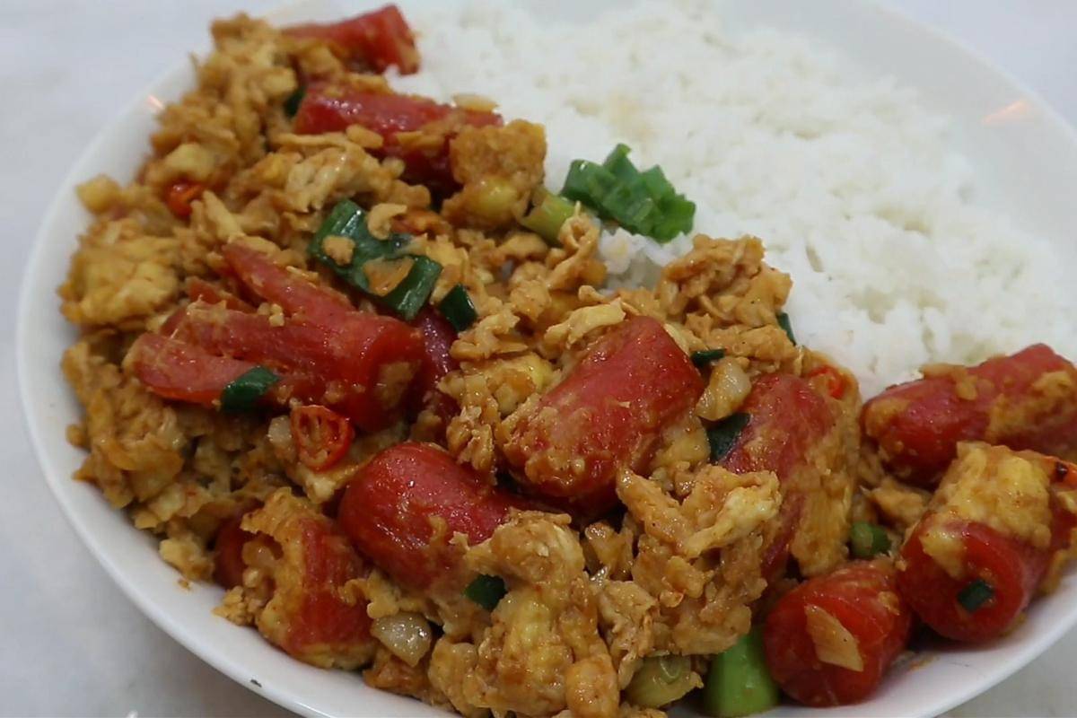 ilustrasi tumis telur sosis