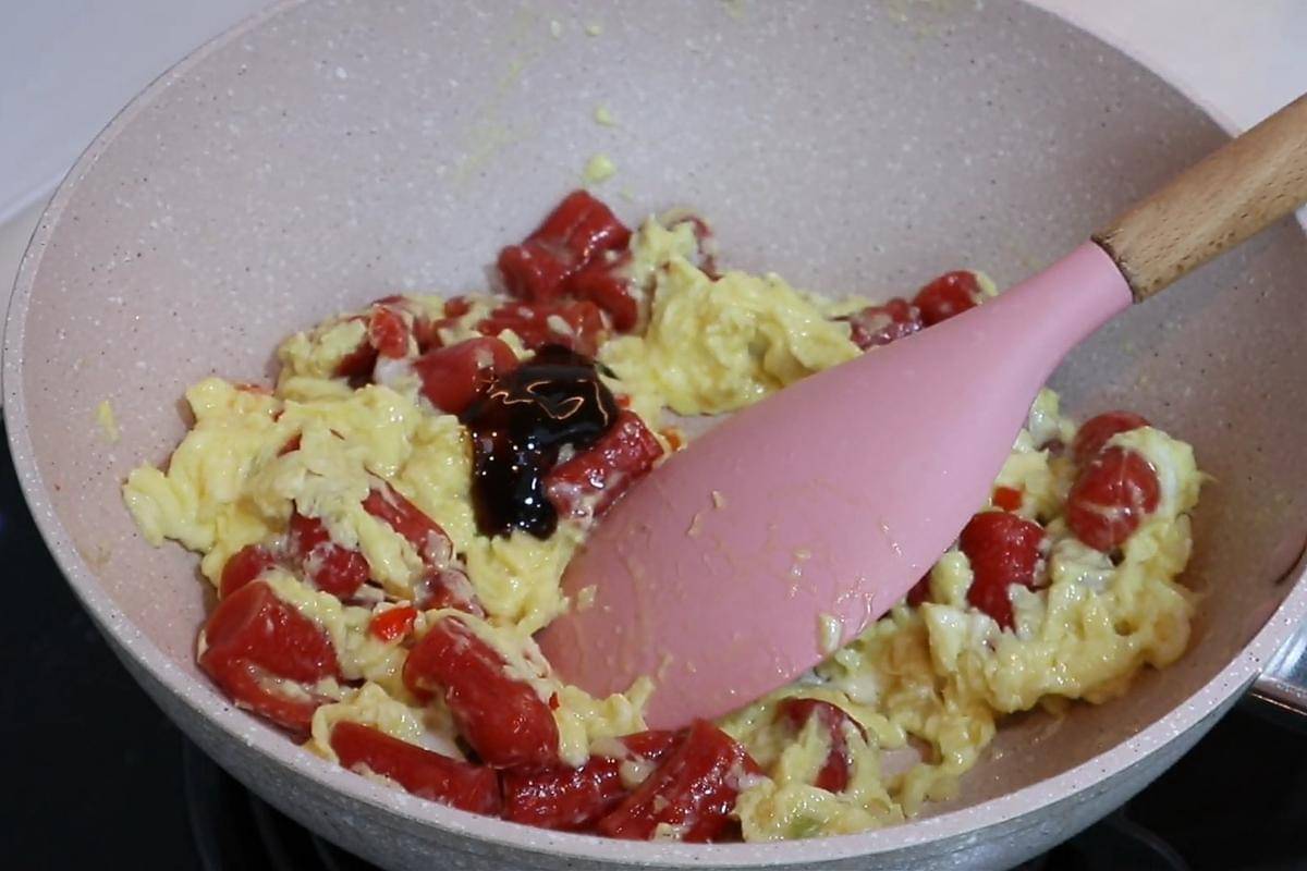 ilustrasi memasak tumis telur sosis