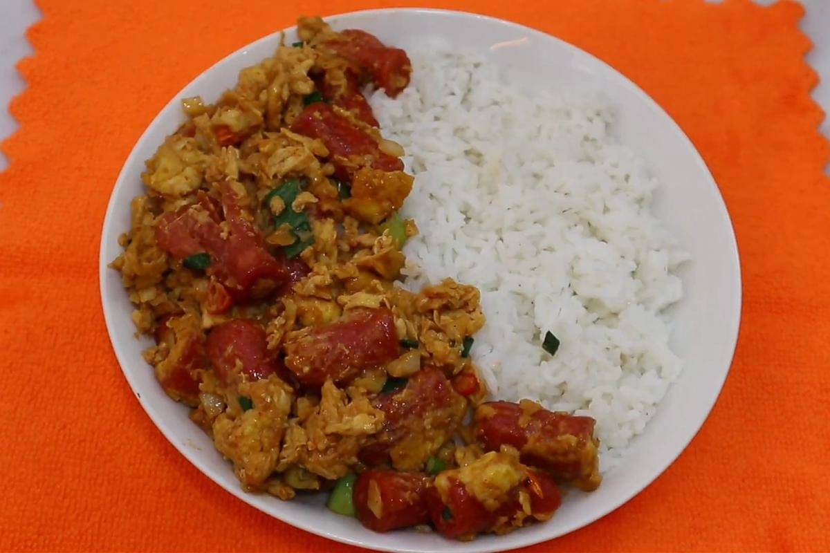 ilustrasi tumis telur sosis