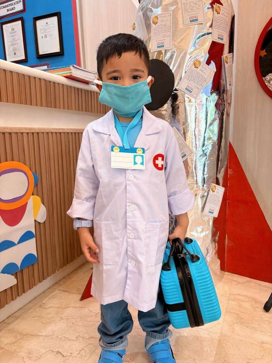 Cipung jadi dokter di sekolah
