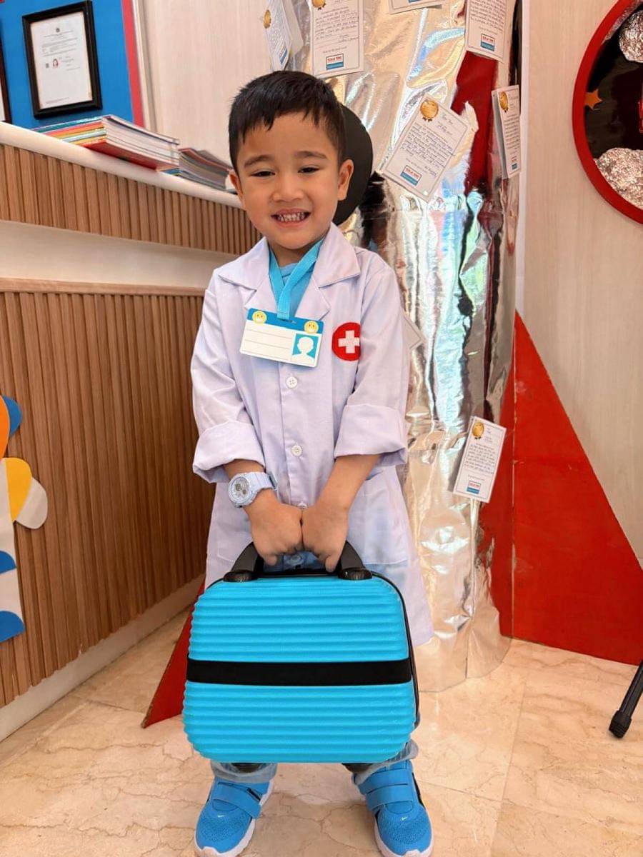 Cipung jadi dokter di sekolah