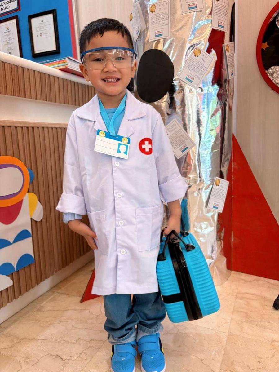 Cipung jadi dokter di sekolah