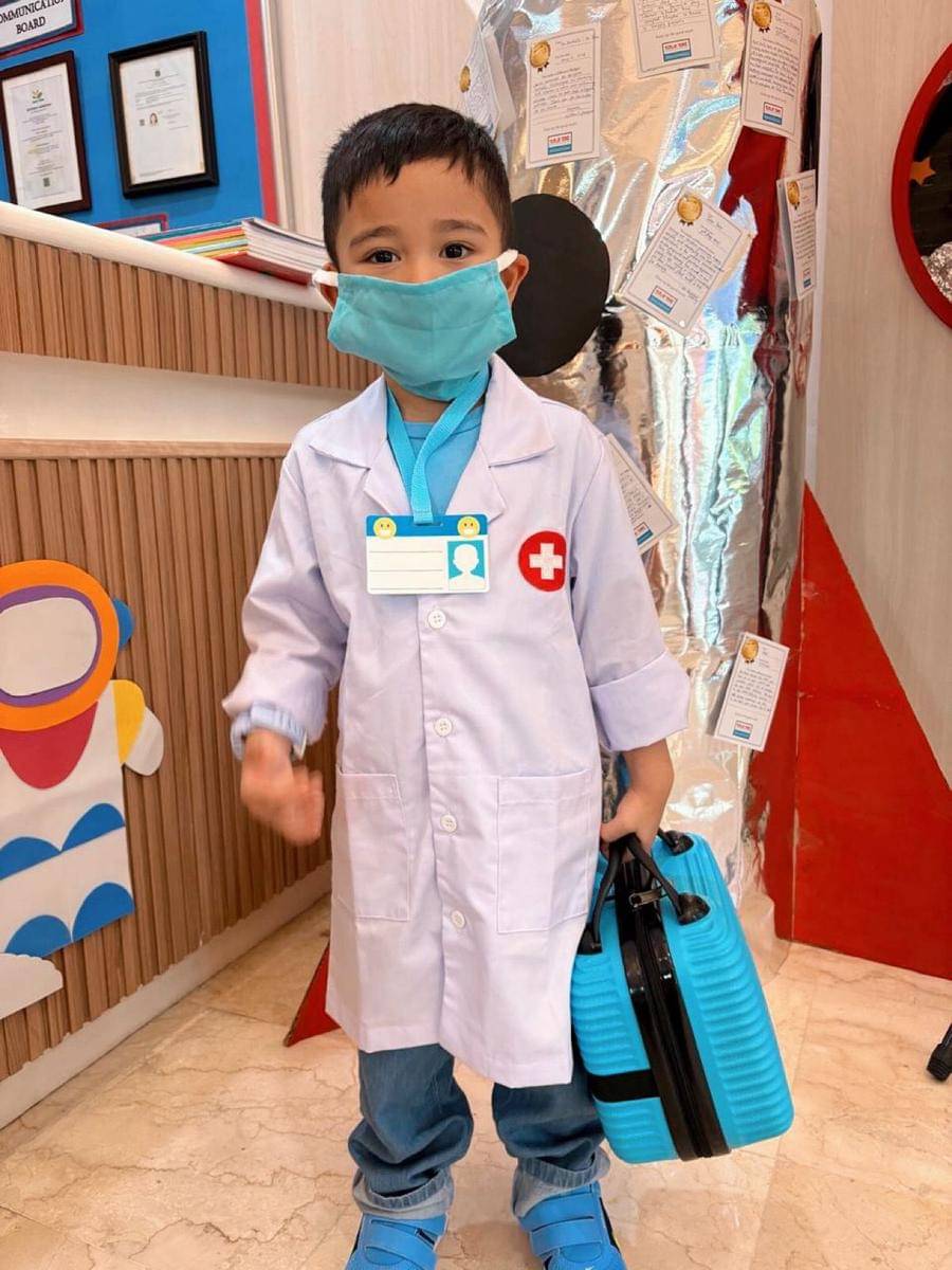 Cipung jadi dokter di sekolah