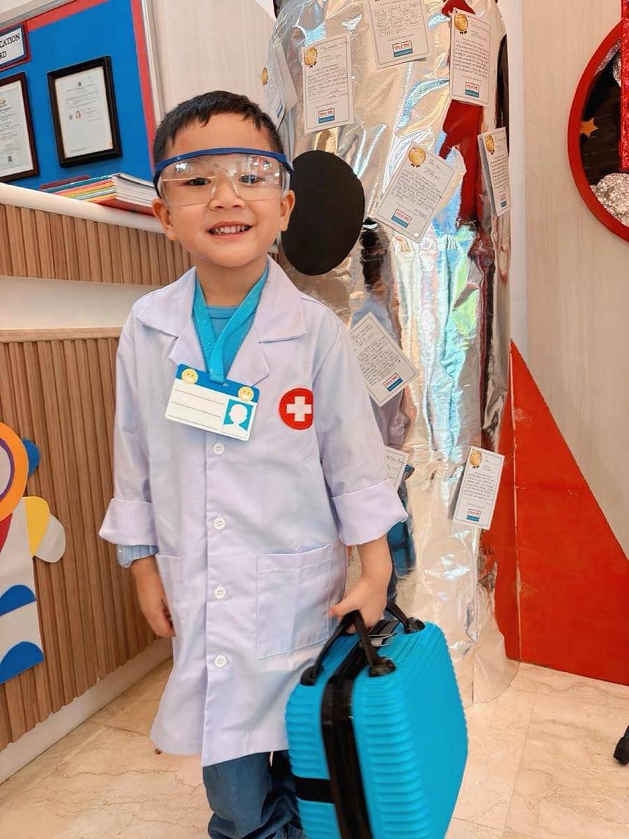 Cipung jadi dokter di sekolah