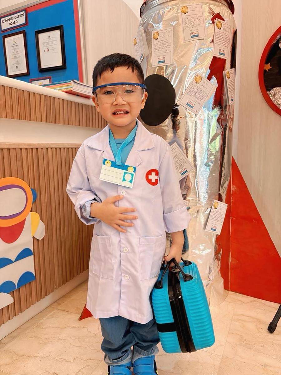 Cipung jadi dokter di sekolah