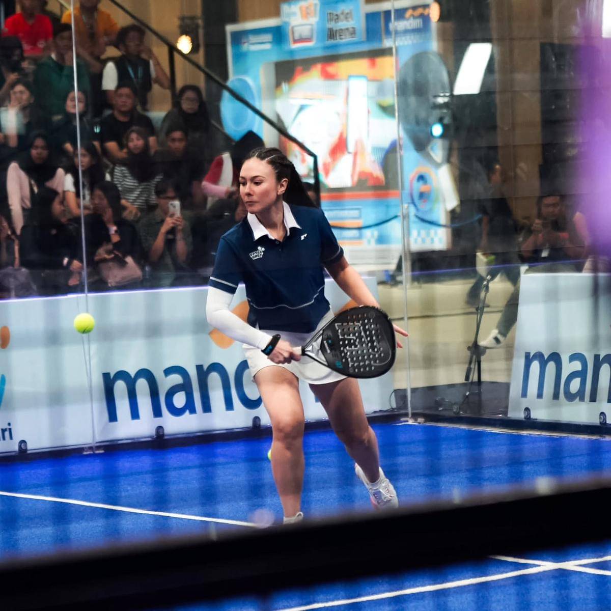 Wulan Guritno dan Refal Hady bermain padel