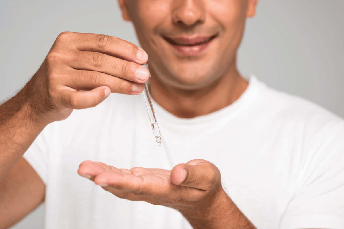 ilustrasi pria menggunakan serum acne