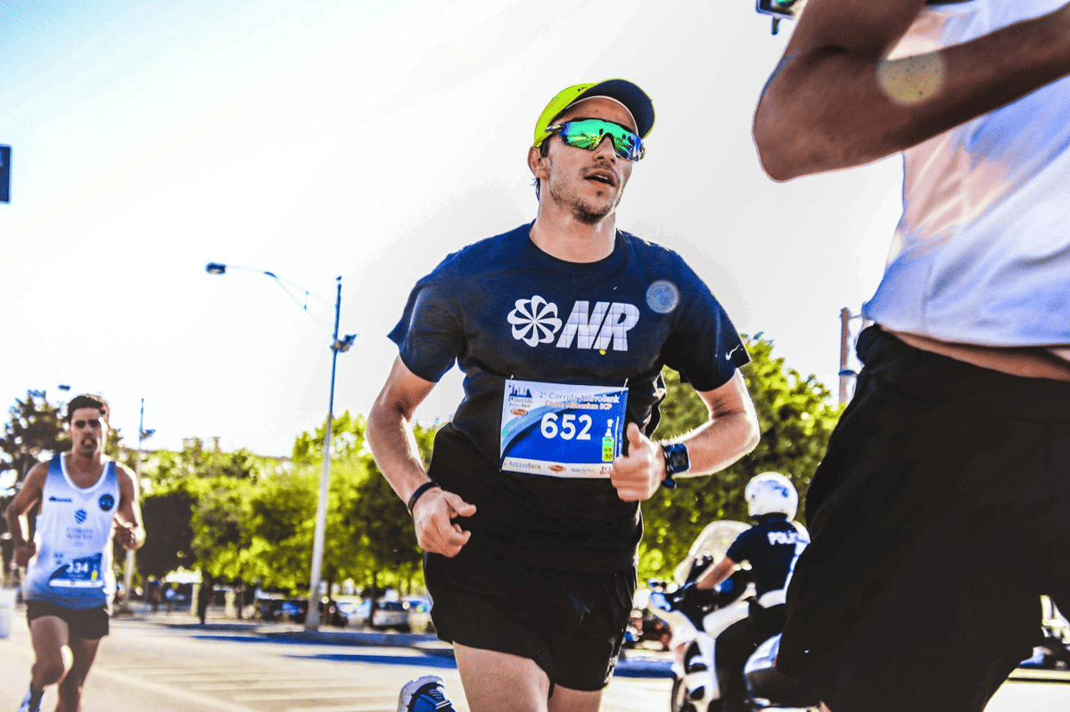 ilustrasi pria mengikuti long run