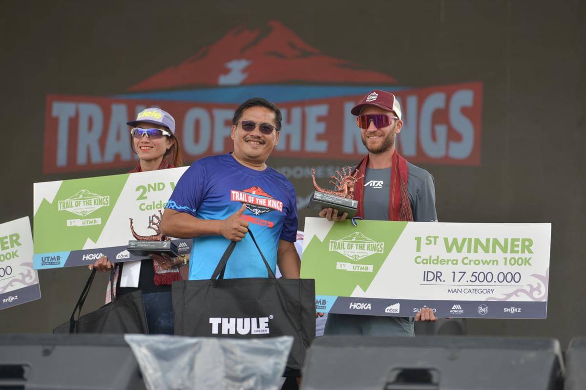 Sekda penyerahan hadiah UTMB-5.jpg