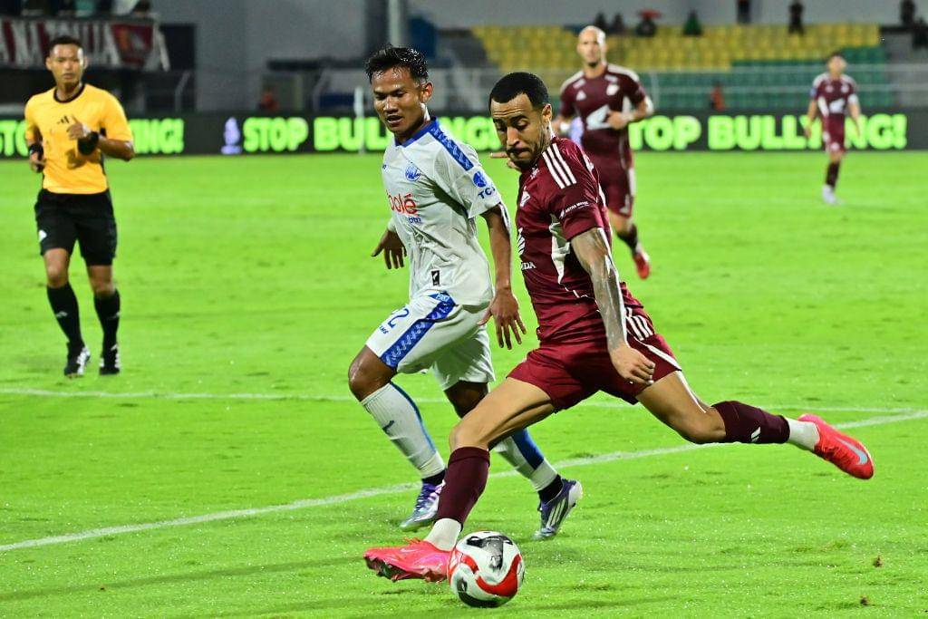 Bek sayap PSM Makassar, Victor Liuiz (kanan),  berusaha melewato bek Arema FC yakni Bayu Setiawan (kiri) dalam laga pekan ke-9 BRI Super League 2025/2026 yang berlangsung di Stadion BJ Habibie Parepare pada 19 Oktober 2025. (Dok. Ofisial PSM Makassar/Agung Dewantara)