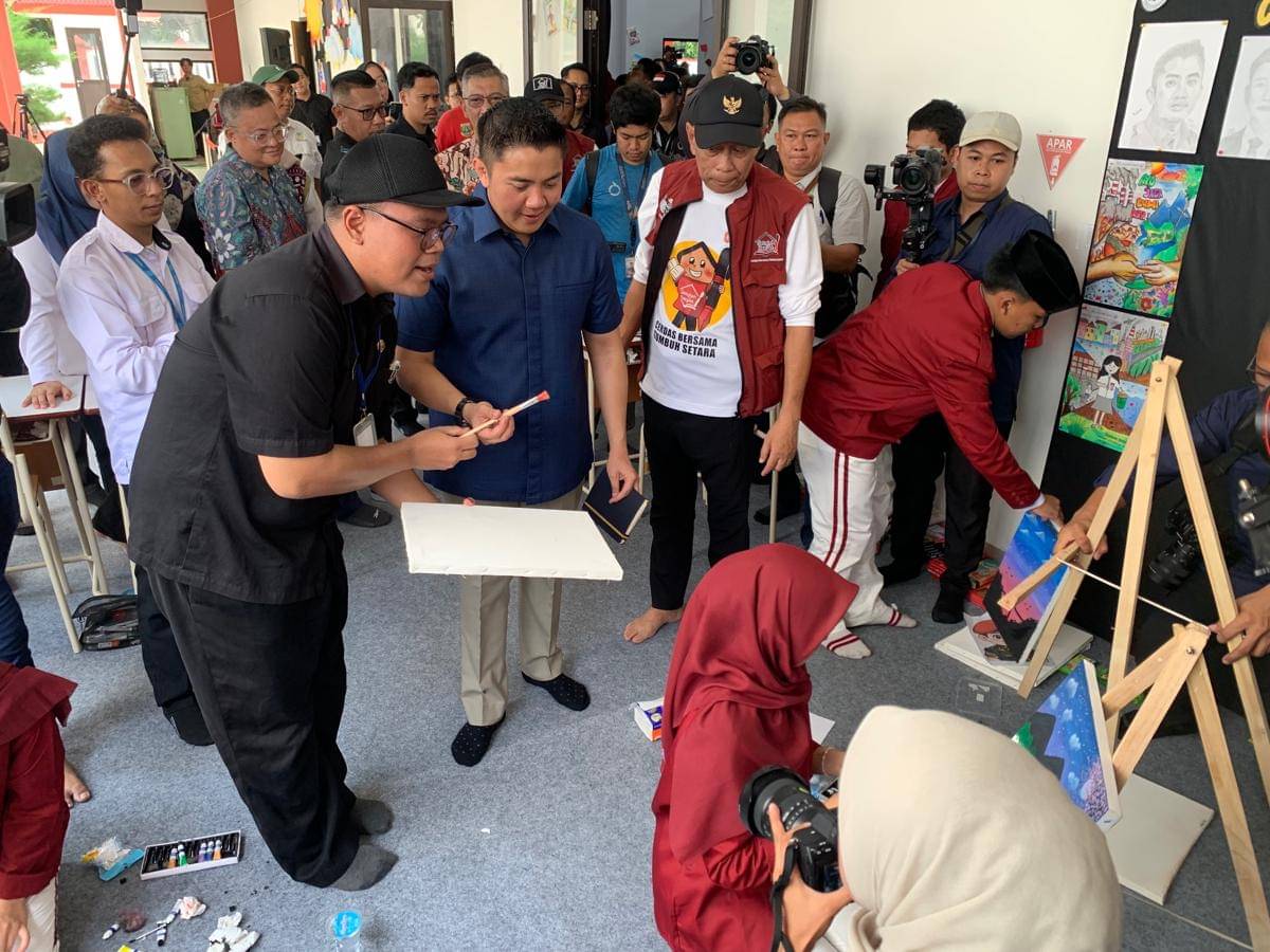 Seskab Teddy Kunjungi Sekolah Rakyat di Tangsel, Saksikan Pentas Seni
