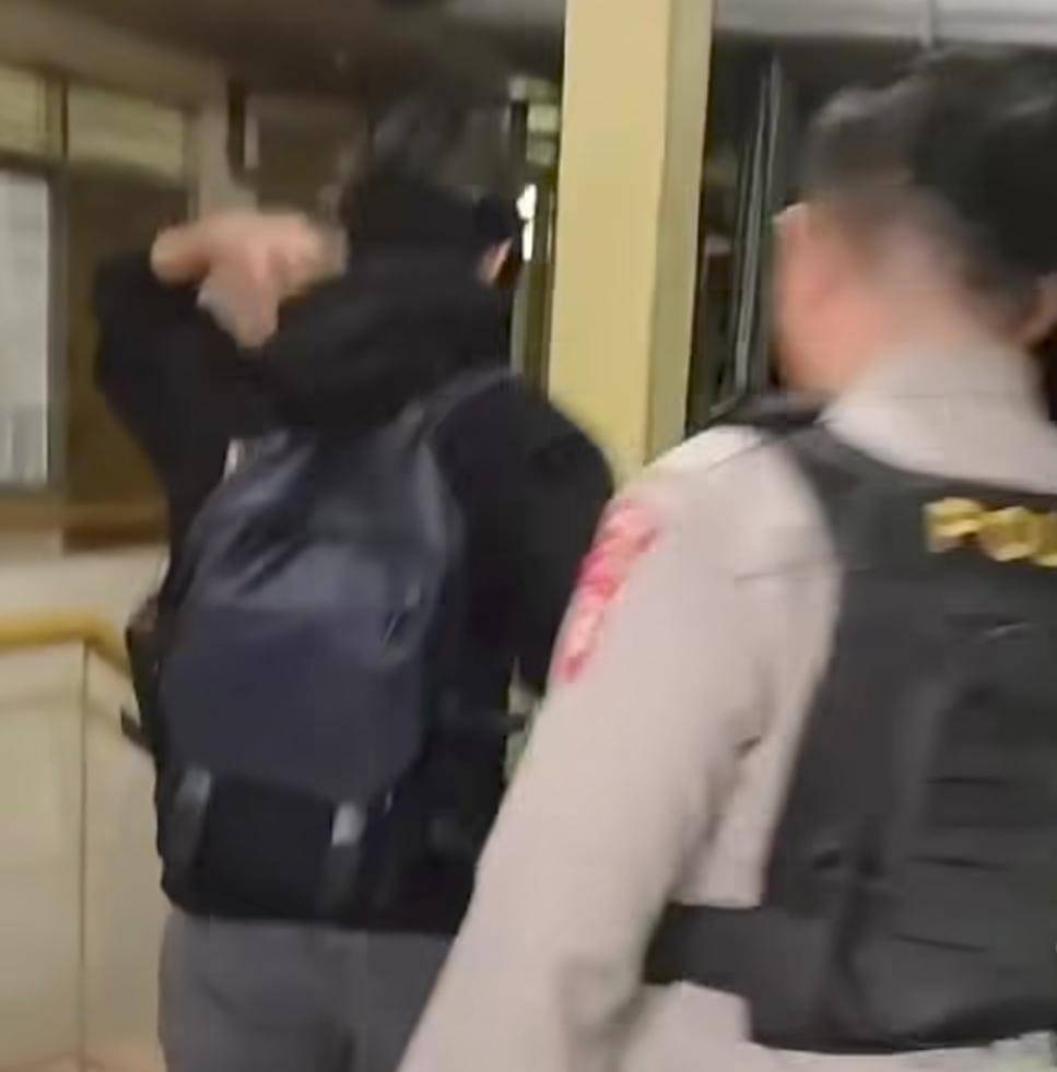 Viral seorang pemuda nyamar masuk ke asrama Mahasiswi Unsri. (Dok. Potongan video)