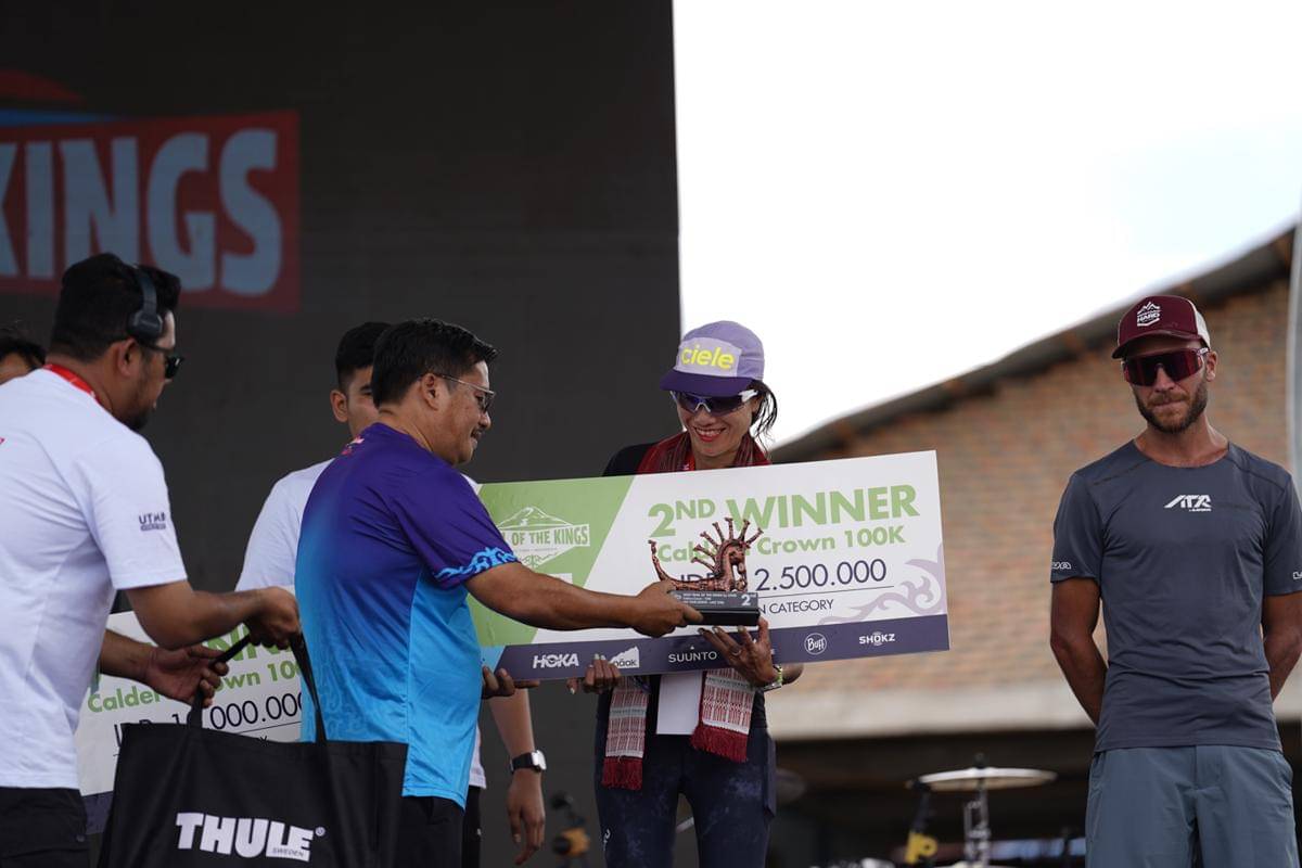 Sekda penyerahan hadiah UTMB-4.jpg