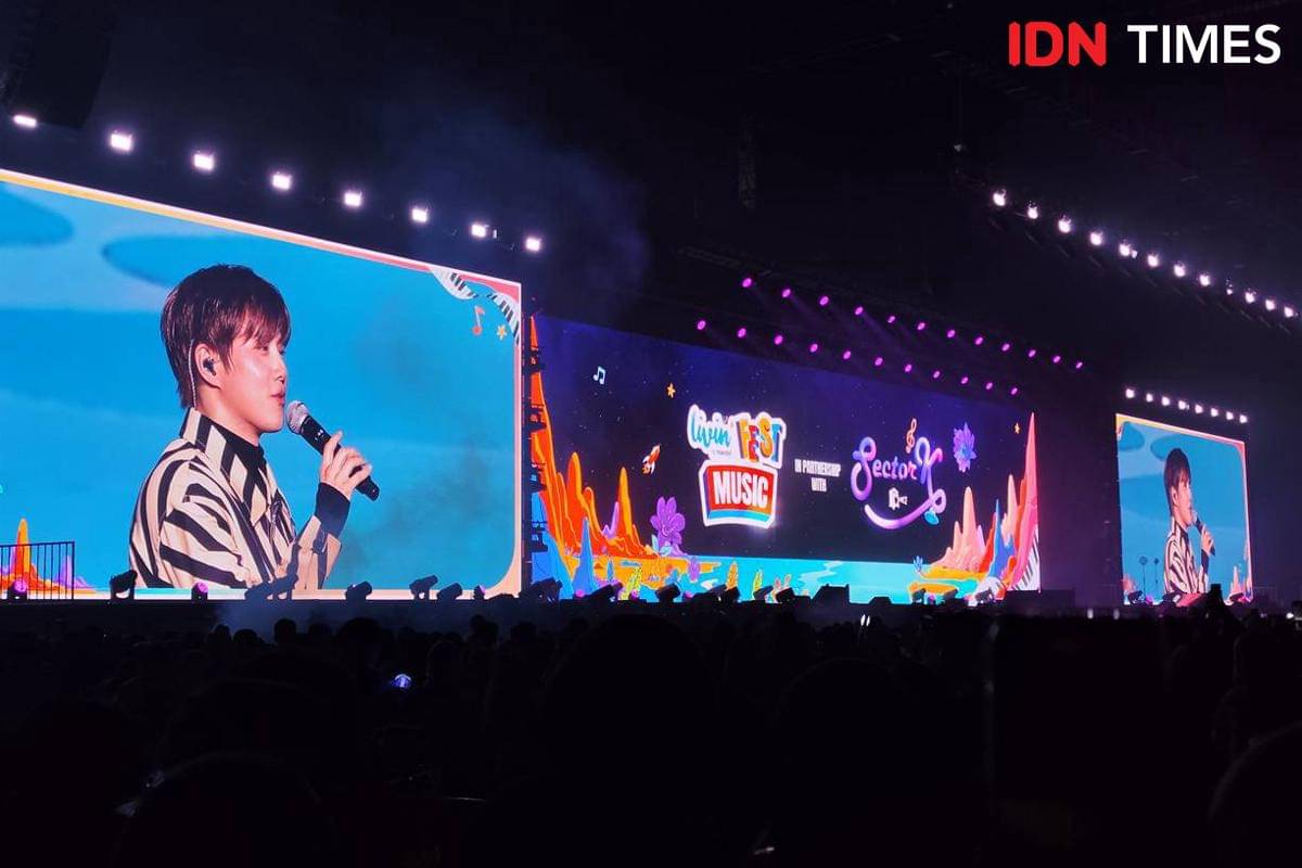 Suho buka penampilan dengan lagu Who Are You.jpg