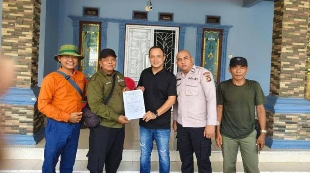 Tim BKSDA bersama Polsek Rambang Lubai saat mendatangi lokasi kemunculan beruang madu di pemukiman warga. (Dok. Polres Muara Enim)