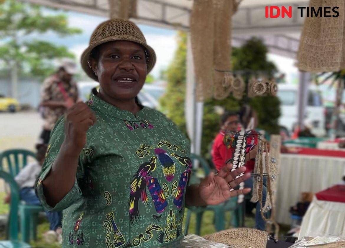Mince Pakage, pelaku UMKM kerajinan noken di Mimika. (IDN Times/Endy Langobelen)