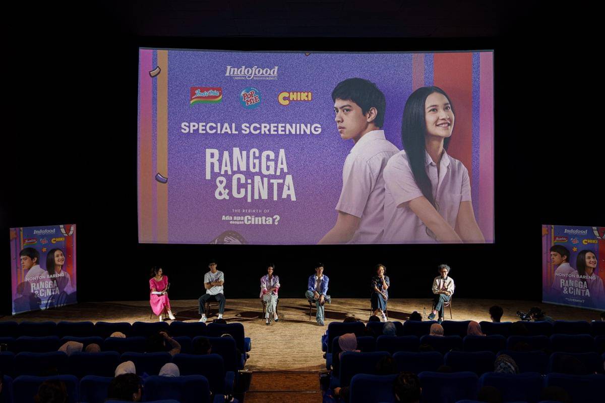 Para Pemain dan Filmmaker dalam Screening Film “Rangga & Cinta”.jpg
