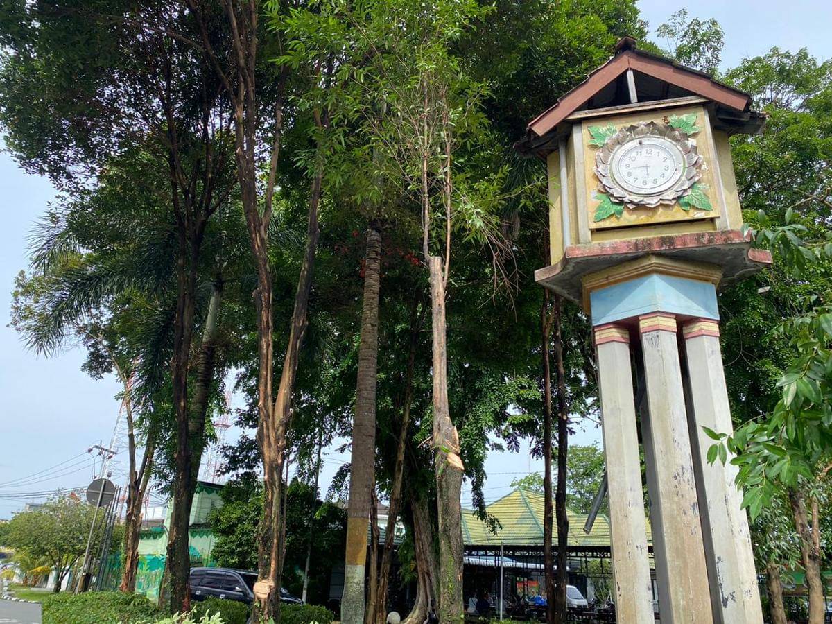 Tugu Jam Tiga Muka peninggalan Belanda. 