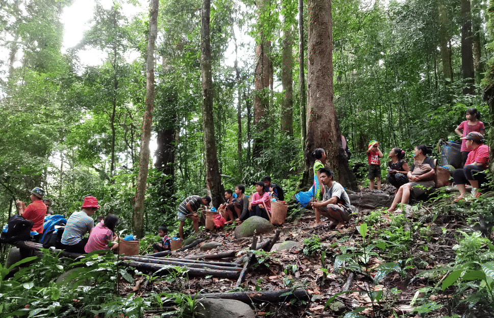 Masyarakat adat Desa Juhu, Kabupaten Hulu Sungai Tengah, Kalimantan Selatan, sedang beristirahat di perjalanan di tengah pegunungan Meratus. (Abdul Dunduk to IDN Times)