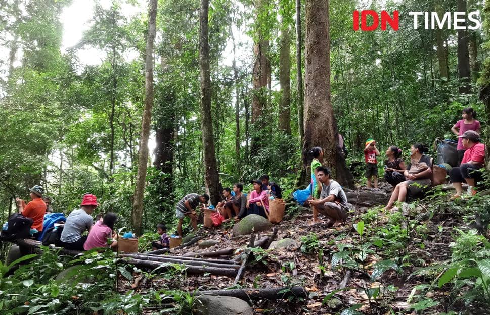 Masyarakat adat Desa Juhu, Kabupaten Hulu Sungai Tengah, Kalimantan Selatan, sedang beristirahat di perjalanan di tengah pegunungan Meratus. (Abdul Dunduk to IDN Times)