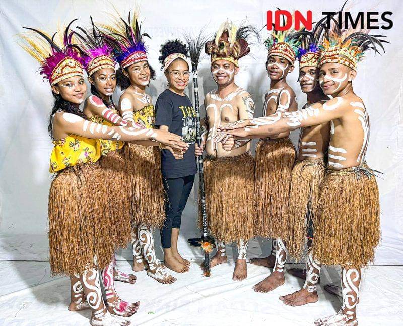 Foto bersama Ketua Umum TIFA Creative, Dina Merani, dengan keenam penari dan Art Director TIFA Creative, Alfo Smith, setelah membawakan tarian secara daring via zoom meeting di acara pertunjukan seni dan budaya yang diselenggarakan oleh The KLF Re-Enactment Society (KLFRS) pada Minggu (23/6/2024) malam. (IDN Times/Endy Langobelen)